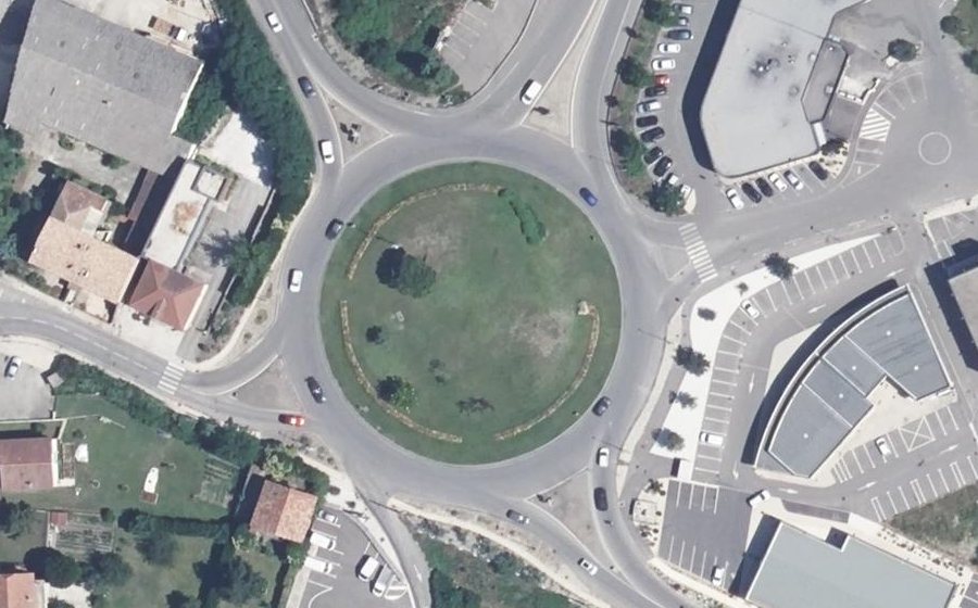 Vue aérienne du Rond-point anonyme n°234076494