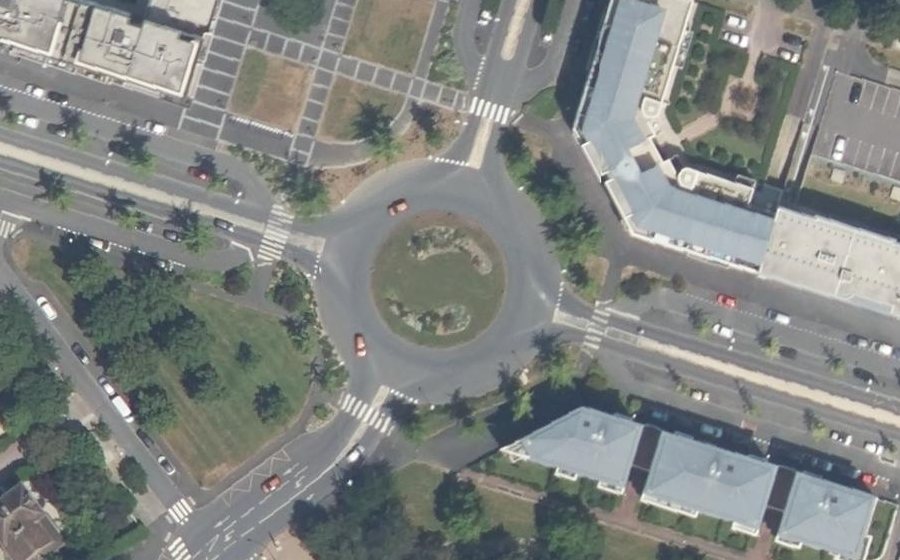 Vue aérienne du Rond-point anonyme n°234079202