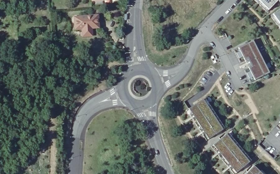 Vue aérienne du Rond-point anonyme n°234079926