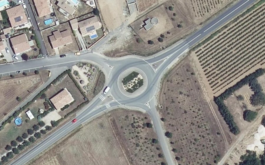 Vue aérienne du Rond-point anonyme n°234094555