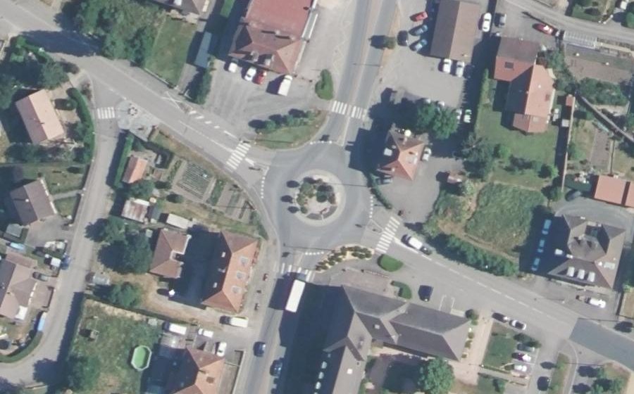 Vue aérienne du Rond-point anonyme n°234159209
