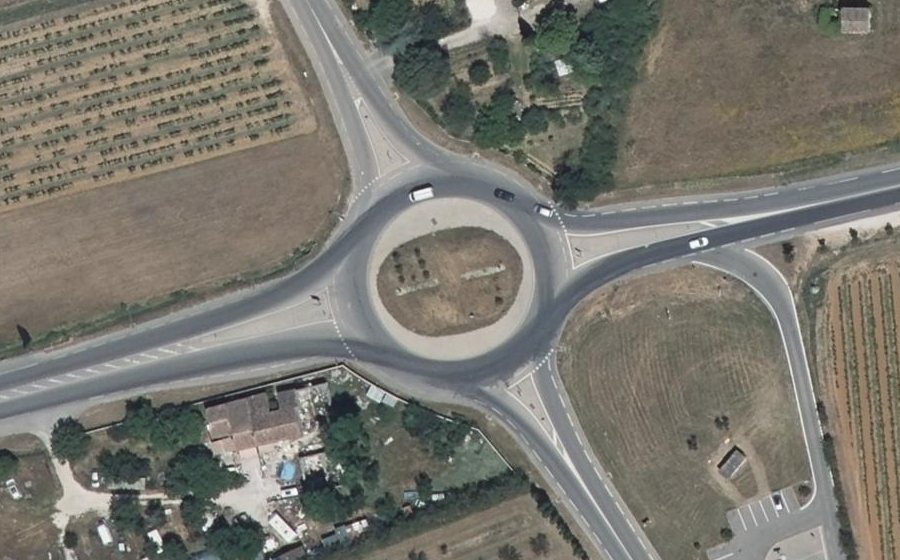 Vue aérienne du Rond-point anonyme n°234237538