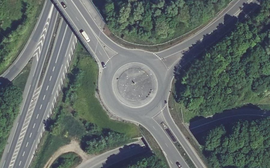 Vue aérienne du Rond-point anonyme n°234278029