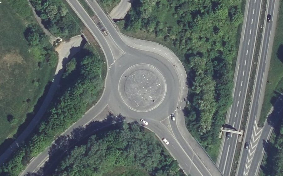 Vue aérienne du Rond-point anonyme n°234278030