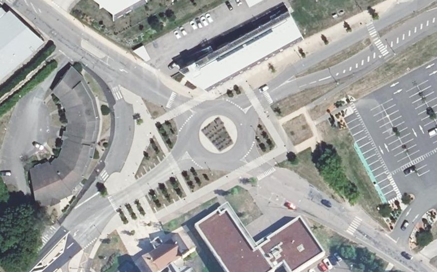 Vue aérienne du Rond-point anonyme n°234309053