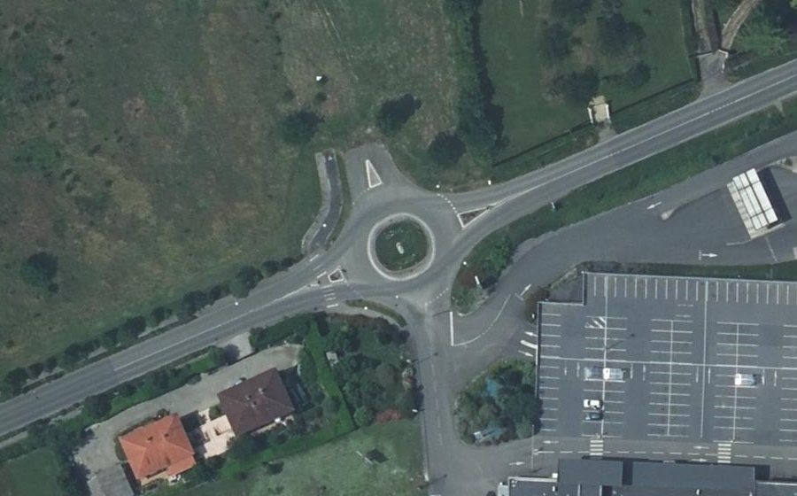 Vue aérienne du Rond-point anonyme n°234332700