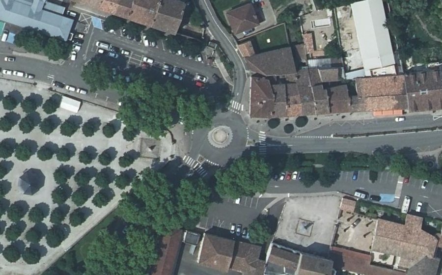 Vue aérienne du Rond-point anonyme n°234338394