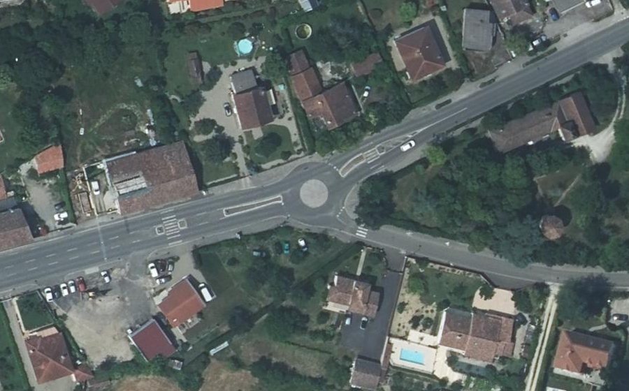 Vue aérienne du Rond-point anonyme n°234338933