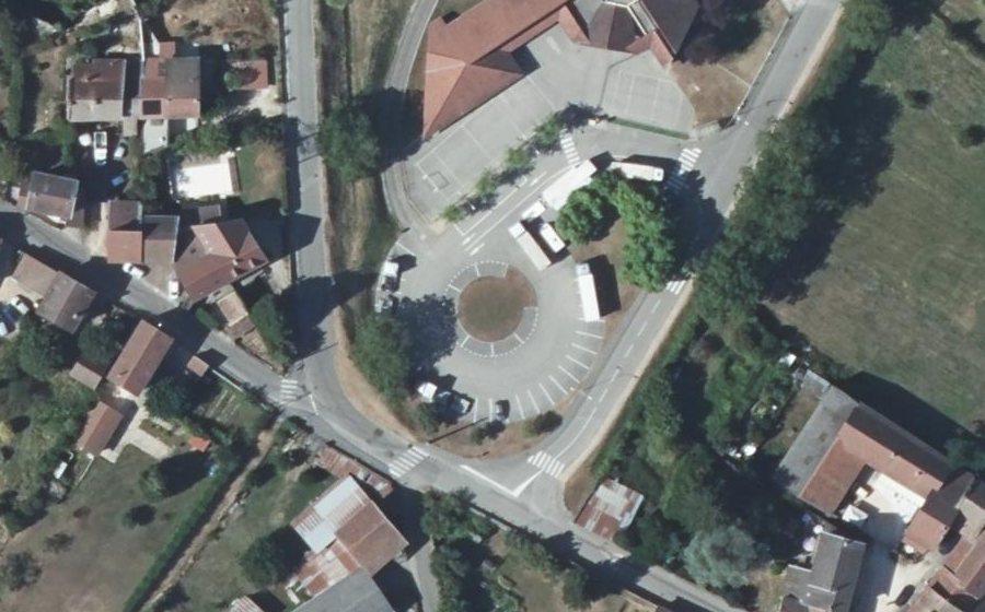 Vue aérienne du Rond-point anonyme n°234396452