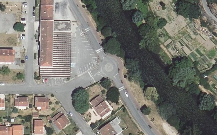Vue aérienne du Rond-point anonyme n°234408823