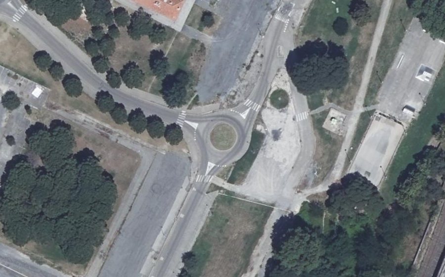 Vue aérienne du Rond-point anonyme n°234436866