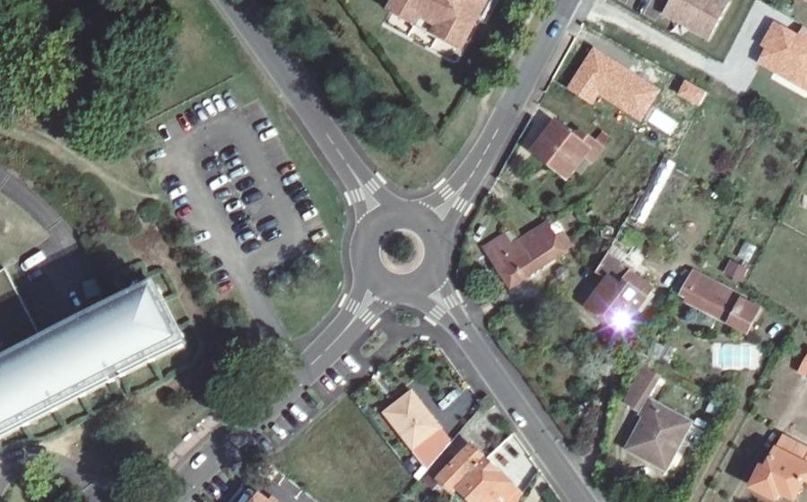 Vue aérienne du Rond-point anonyme n°234445237