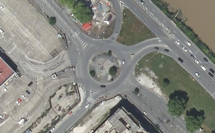 Vue aérienne du Rond-point anonyme n°23448824