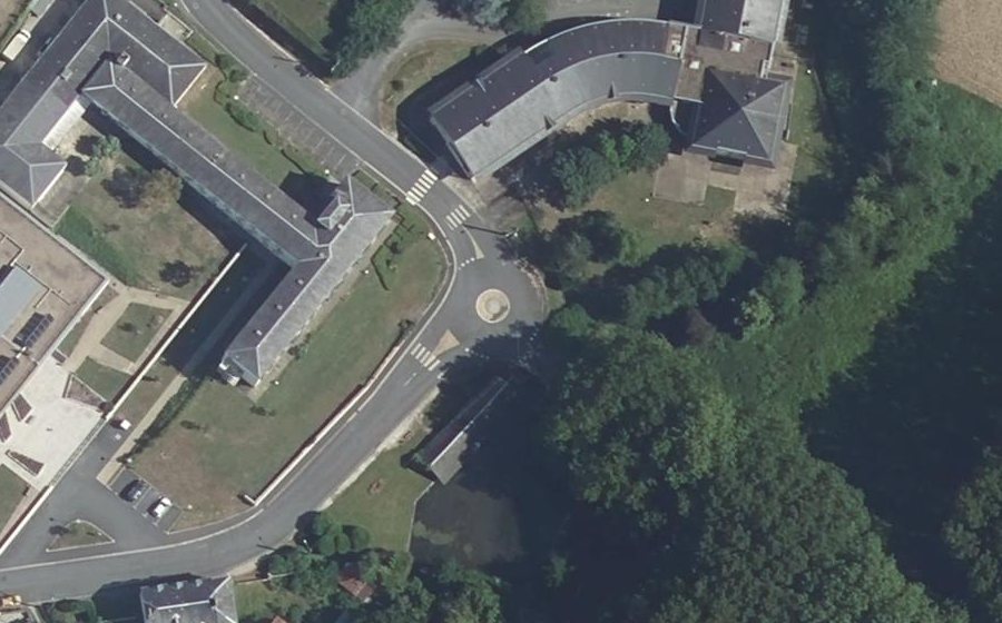 Vue aérienne du Rond-point anonyme n°234562591