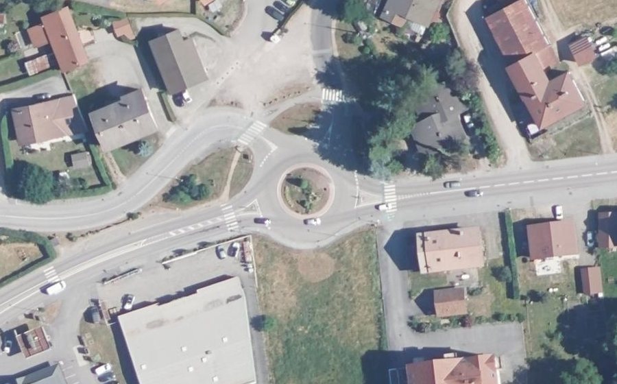 Vue aérienne du Rond-point anonyme n°234703321