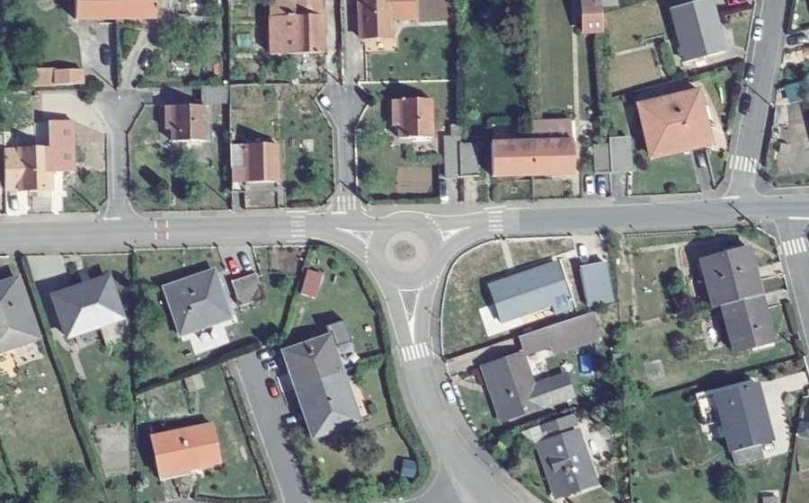 Vue aérienne du Rond-point anonyme n°234707506