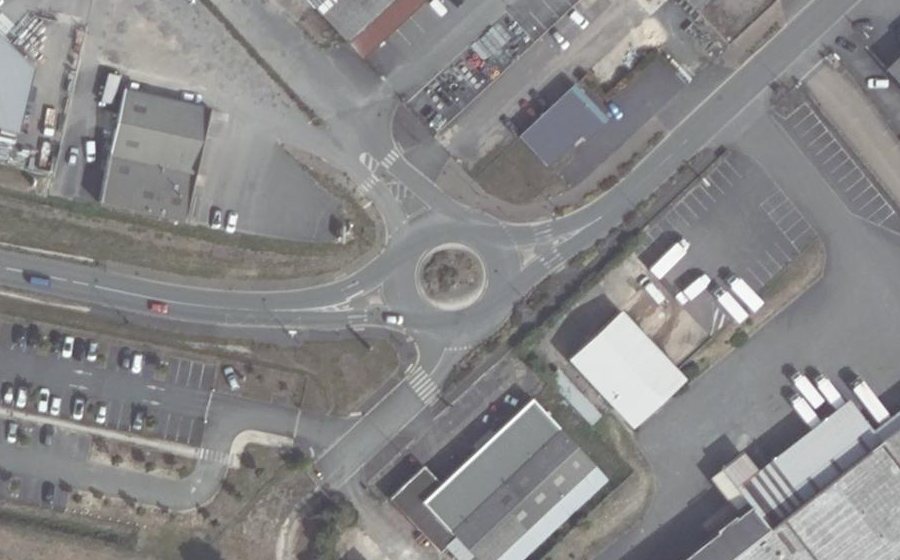 Vue aérienne du Rond-point anonyme n°234723119