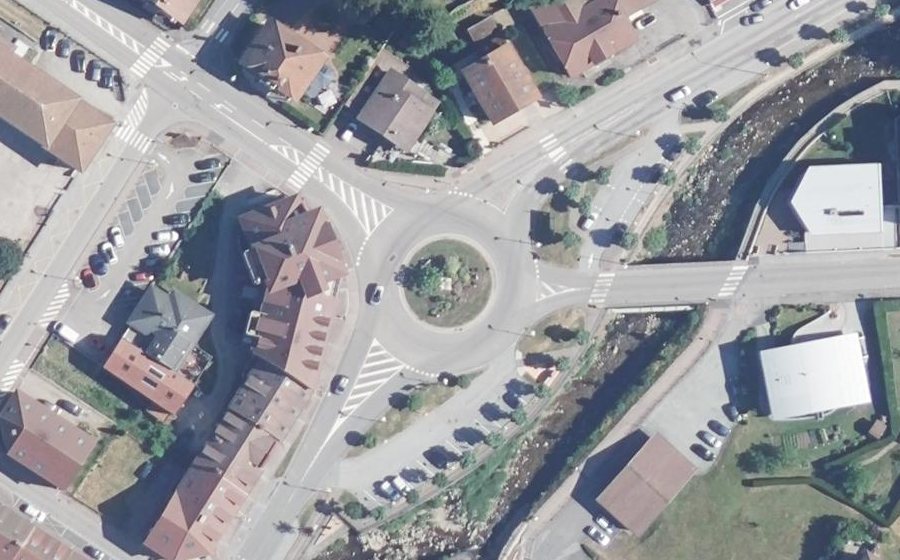 Vue aérienne du Rond-point anonyme n°234739017