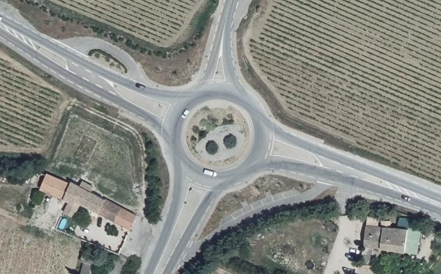 Vue aérienne du Rond-point anonyme n°234900340