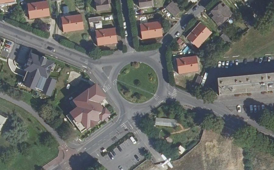 Vue aérienne du Rond-point anonyme n°234947447