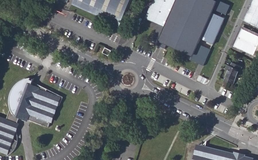 Vue aérienne du Rond-point anonyme n°234961535