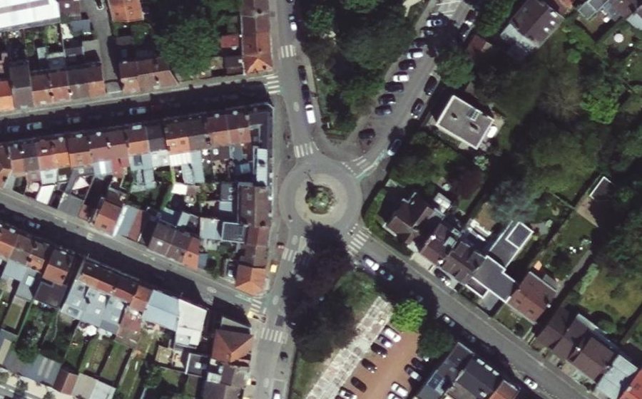 Vue aérienne du Rond-point anonyme n°23499374