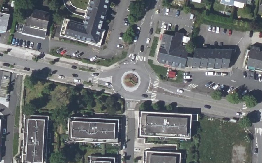 Vue aérienne du Rond-point anonyme n°234998936