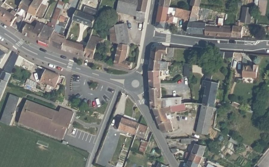 Vue aérienne du Rond-point anonyme n°235028389