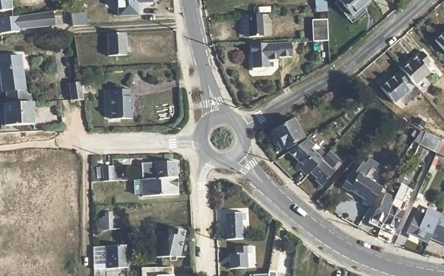 Vue aérienne du Rond-point anonyme n°235097965