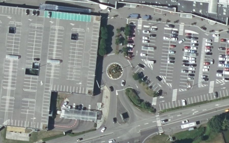 Vue aérienne du Rond-point anonyme n°235114262