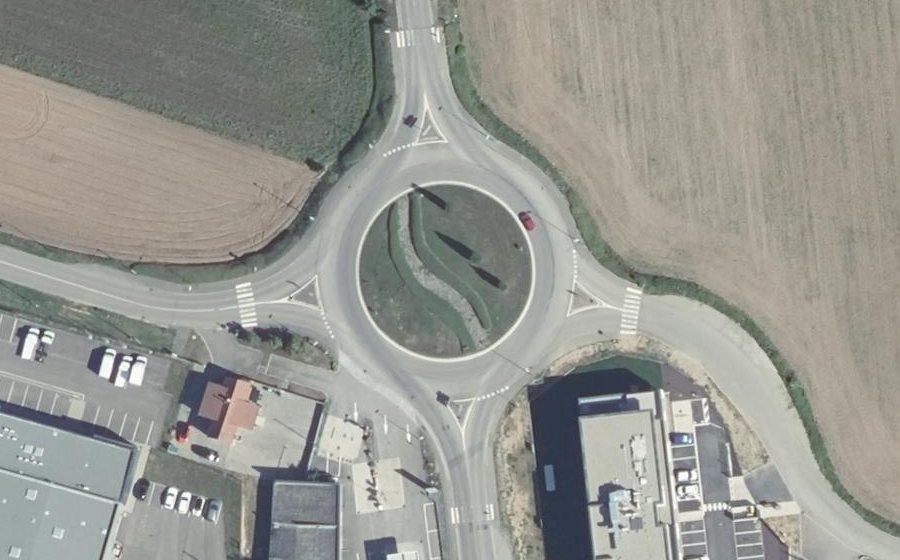 Vue aérienne du Rond-point anonyme n°23511428