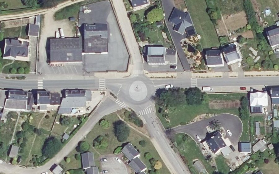 Vue aérienne du Rond-point anonyme n°235119549