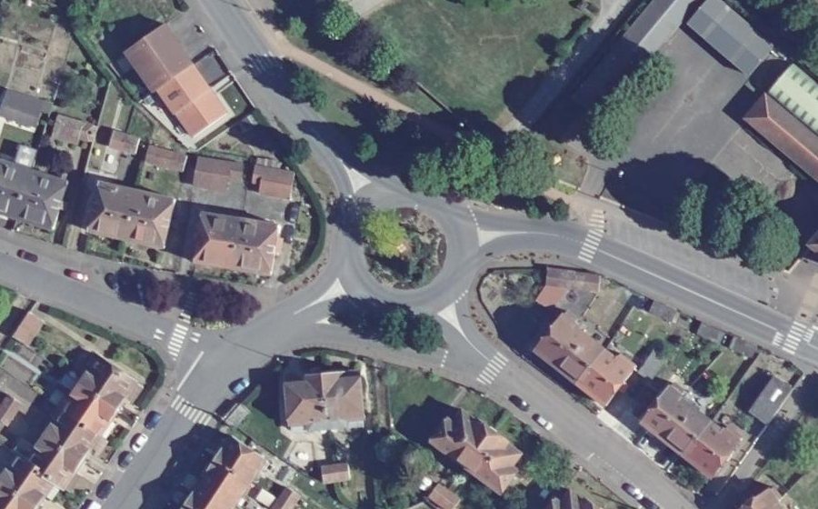 Vue aérienne du Rond-point anonyme n°235124871