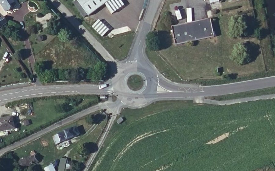 Vue aérienne du Rond-point anonyme n°235125021