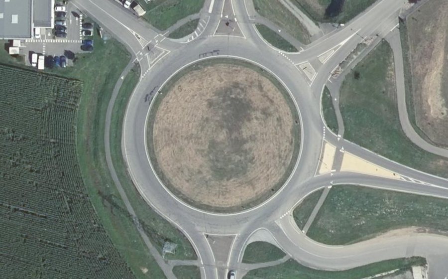 Vue aérienne du Rond-point anonyme n°23512613