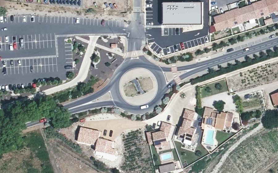 Vue aérienne du Rond-point anonyme n°235133974