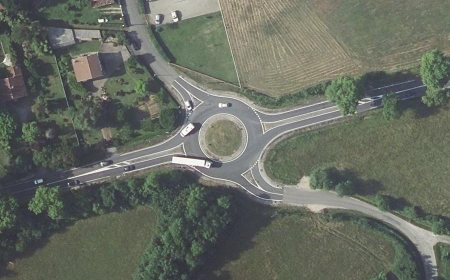 Vue aérienne du Rond-point anonyme n°235148678