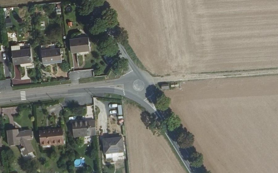 Vue aérienne du Rond-point anonyme n°235164476