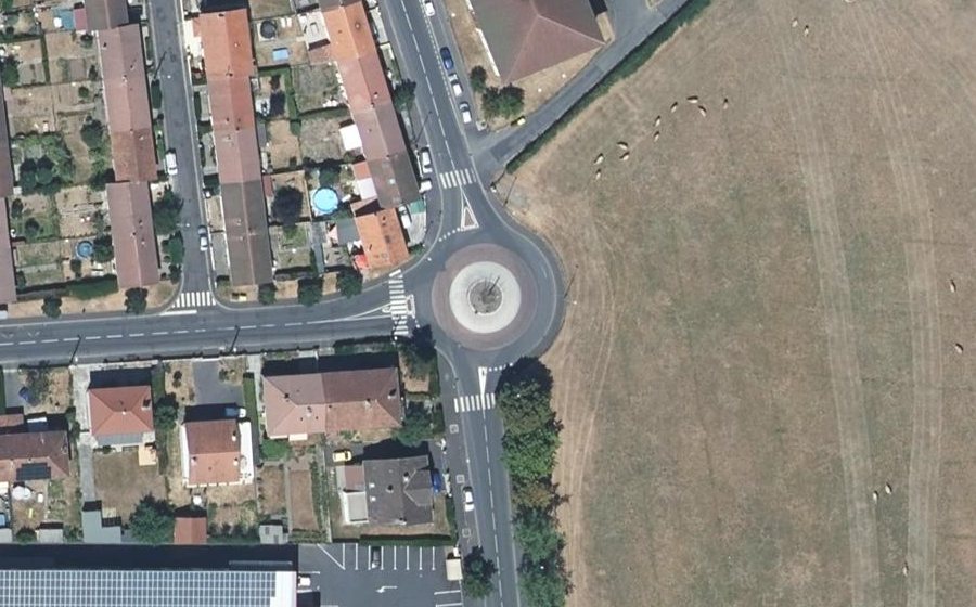 Vue aérienne du Rond-point anonyme n°235164759