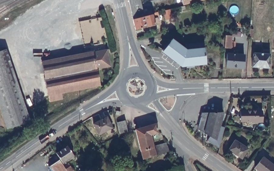 Vue aérienne du Rond-point anonyme n°235236623