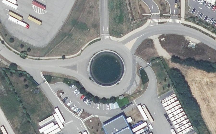 Vue aérienne du Rond-point anonyme n°235267867