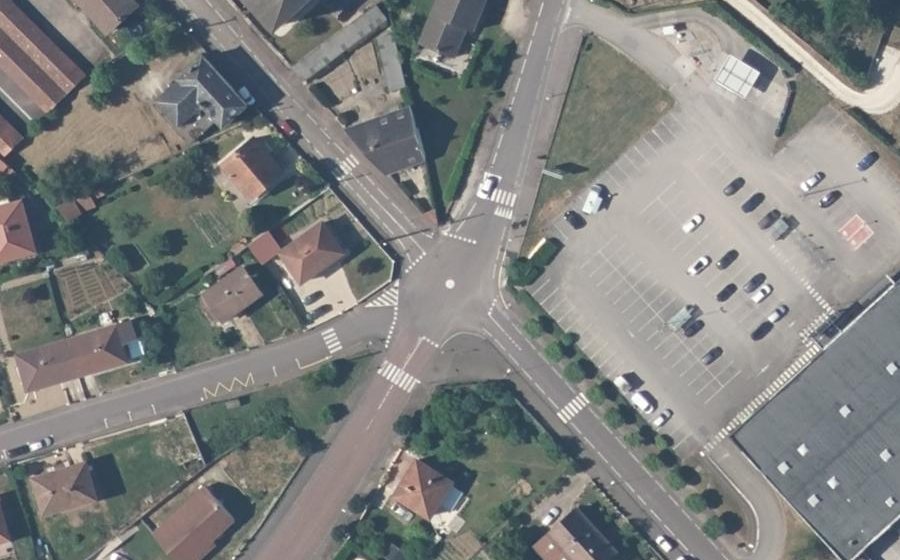 Vue aérienne du Rond-point anonyme n°235293246
