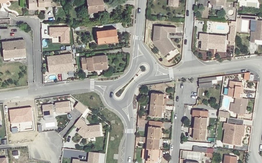 Vue aérienne du Rond-point anonyme n°235321484