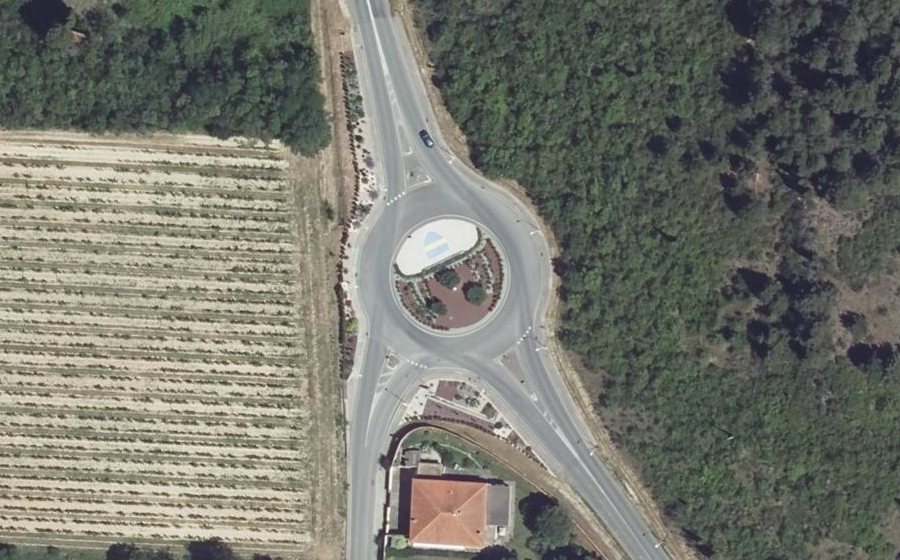 Vue aérienne du Rond-point anonyme n°235321491