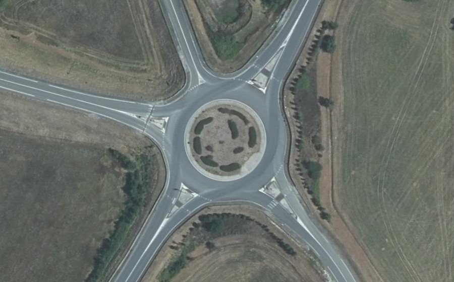 Vue aérienne du Rond-point anonyme n°235333696