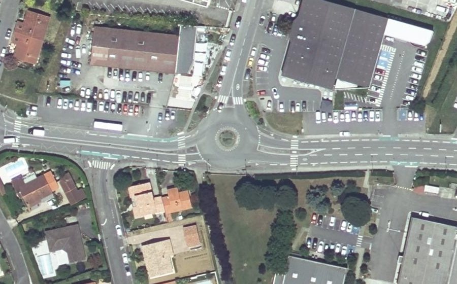 Vue aérienne du Rond-point anonyme n°235338711