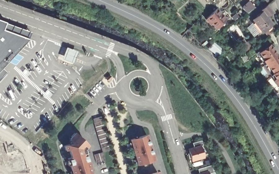 Vue aérienne du Rond-point anonyme n°235378164