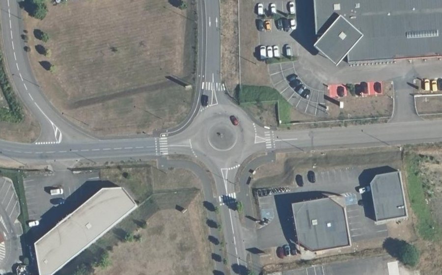 Vue aérienne du Rond-point anonyme n°235394459