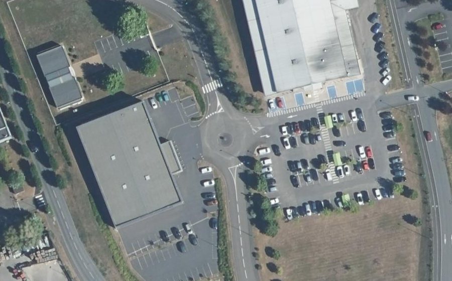 Vue aérienne du Rond-point anonyme n°235394463