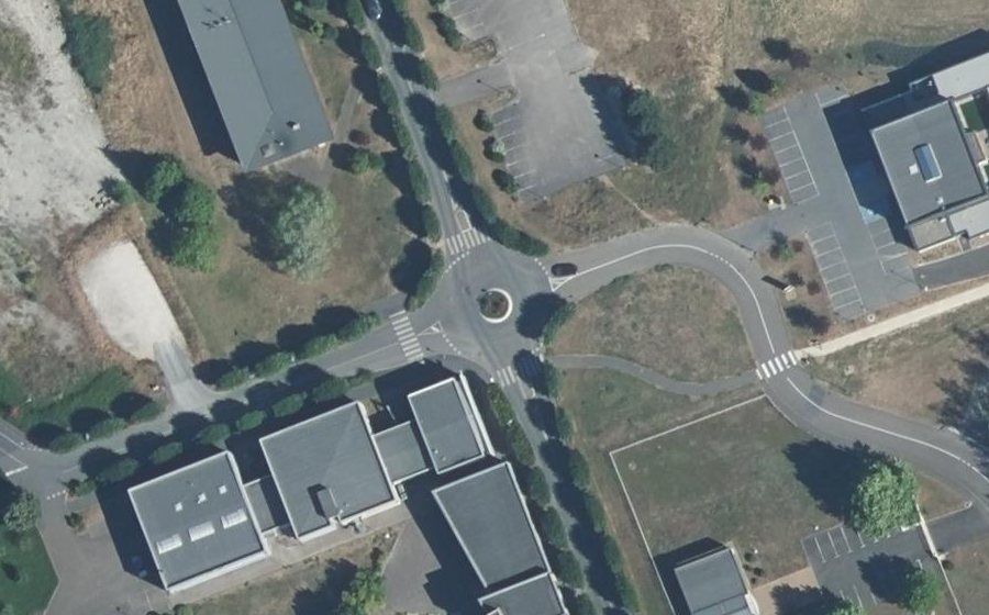 Vue aérienne du Rond-point anonyme n°235394465